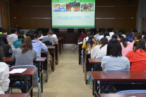 集团举办《蜜蜂精神给我们的启示》专题讲座